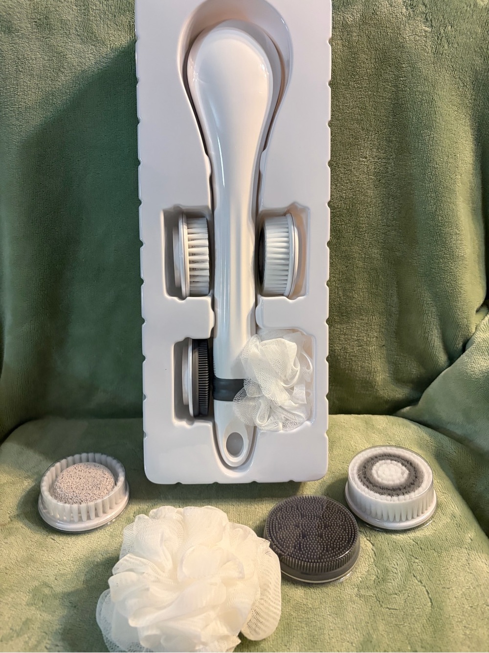 Blushly Battery Operated Bath Brush With 4 Heads & BONUS 4 Replacement Heads